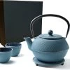 Tealøv THEE SET 1,1 LITER GIETIJZER | COMPLETE SET IN GESCHENKDOOS | Gietijzeren Theepot Met Roestvrijstalen Zeef, Gietijzeren Theekopjes En Onderzetter | In Authentiek Japanse Stijl | Arare Blauw -Kook Verkoop 1200x1005 4
