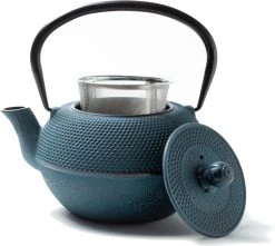 Tealøv THEE SET 1,1 LITER GIETIJZER | COMPLETE SET IN GESCHENKDOOS | Gietijzeren Theepot Met Roestvrijstalen Zeef, Gietijzeren Theekopjes En Onderzetter | In Authentiek Japanse Stijl | Arare Blauw -Kook Verkoop 1200x1075 2
