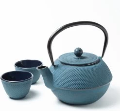 Tealøv THEE SET 1,1 LITER GIETIJZER | COMPLETE SET IN GESCHENKDOOS | Gietijzeren Theepot Met Roestvrijstalen Zeef, Gietijzeren Theekopjes En Onderzetter | In Authentiek Japanse Stijl | Arare Blauw -Kook Verkoop 1200x1108