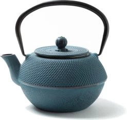 Tealøv THEE SET 1,1 LITER GIETIJZER | COMPLETE SET IN GESCHENKDOOS | Gietijzeren Theepot Met Roestvrijstalen Zeef, Gietijzeren Theekopjes En Onderzetter | In Authentiek Japanse Stijl | Arare Blauw -Kook Verkoop 1200x1135 3