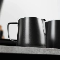 Melkopschuimkannetje Essentials - Zwart - 350ml - Melkkannetje Opschuim - Melkkannetje RVS - Melkkan -Kook Verkoop 1200x1200 1058