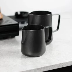 Melkopschuimkannetje Essentials - Zwart - 350ml - Melkkannetje Opschuim - Melkkannetje RVS - Melkkan -Kook Verkoop 1200x1200 1059