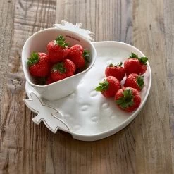 Riviera Maison Serveerschaal Aardbei, Zomers Serveerbord Voor Fruit - Tasty Strawberry Serving Dish - Wit / Goud - Porselein - 1 Stuk -Kook Verkoop 1200x1200 1135