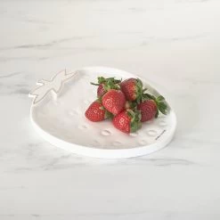 Riviera Maison Serveerschaal Aardbei, Zomers Serveerbord Voor Fruit - Tasty Strawberry Serving Dish - Wit / Goud - Porselein - 1 Stuk -Kook Verkoop 1200x1200 1136
