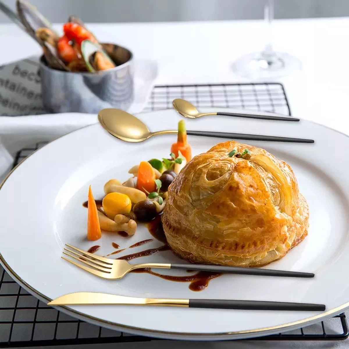 Timmers Trading Bestekset 6 Persoons - Gouden Bestek - Bestekset Goud 24 Delig - Vaatwasserbestendig 5 Timmers Trading Bestekset 6 Persoons - Gouden Bestek - Bestekset Goud 24 Delig - Vaatwasserbestendig - Afbeelding 3