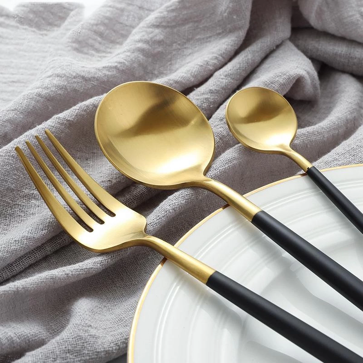 Timmers Trading Bestekset 6 Persoons - Gouden Bestek - Bestekset Goud 24 Delig - Vaatwasserbestendig 7 Timmers Trading Bestekset 6 Persoons - Gouden Bestek - Bestekset Goud 24 Delig - Vaatwasserbestendig - Afbeelding 5