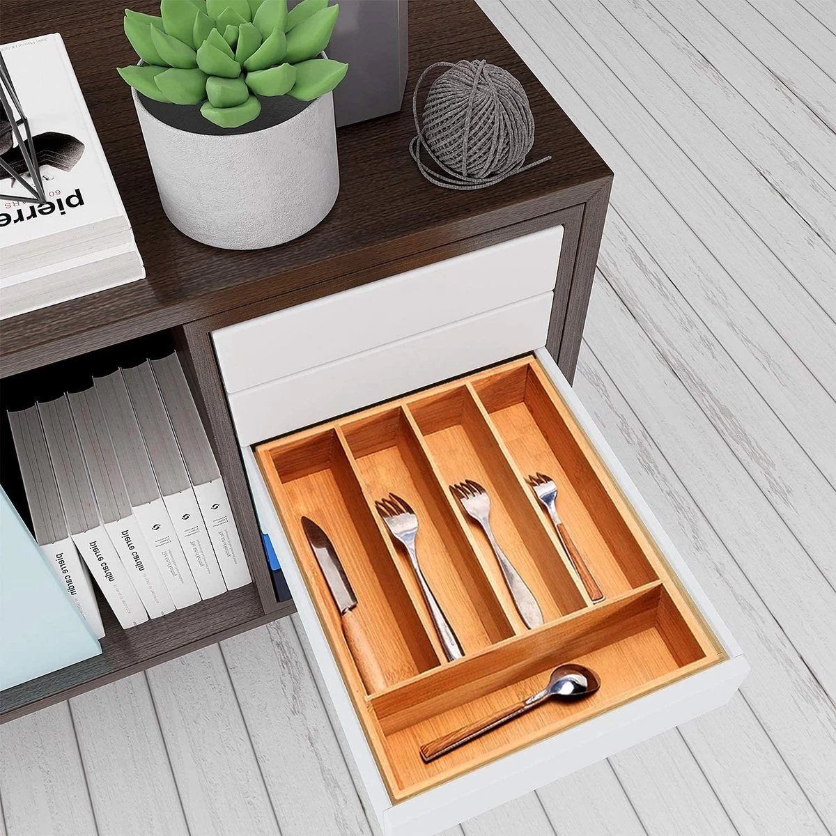 Merkloos Bamboehouten Bestekbak - 5 Compartimenten - 25 X 35 X 6 Cm. - Organizer - 5 Vaks 6 Merkloos Bamboehouten Bestekbak - 5 Compartimenten - 25 X 35 X 6 Cm. - Organizer - 5 Vaks - Afbeelding 4