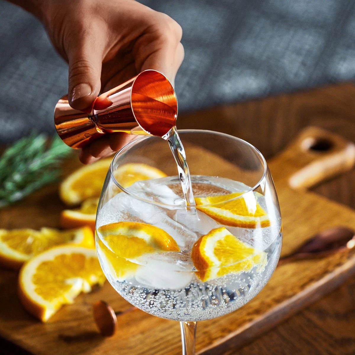 BarDeluxe® Gin Tonic Glazen - Gin Tonic Geschenkset - Handgeblazen - Gin Glazen - 2 Stuks - Gin Set - Kristal - Inclusief 2 Gin Glazen, Gin Tonic Lepel, Maatbeker, 2 RVS Rietjes & Receptenboekje 8 BarDeluxe® Gin Tonic Glazen - Gin Tonic Geschenkset - Handgeblazen - Gin Glazen - 2 Stuks - Gin Set - Kristal - Inclusief 2 Gin Glazen, Gin Tonic Lepel, Maatbeker, 2 RVS Rietjes & Receptenboekje - Afbeelding 6