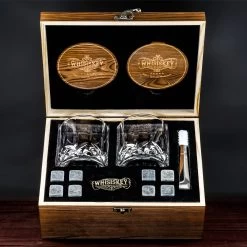 Whisiskey Luxe Whiskey Set - Incl. 2 Whiskey Glazen, 8 Whiskey Stones, 2 Onderzetters, Fluwelen Opbergzak, Opbergbox - Whisky Geschenkdoos - Glas - Herbruikbare IJsblokjes - Cadeau Voor Man & Vrouw -Kook Verkoop 1200x1200 1856