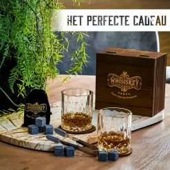 Whisiskey Luxe Whiskey Set - Incl. 2 Whiskey Glazen, 8 Whiskey Stones, 2 Onderzetters, Fluwelen Opbergzak, Opbergbox - Whisky Geschenkdoos - Glas - Herbruikbare IJsblokjes - Cadeau Voor Man & Vrouw -Kook Verkoop 1200x1200 1858