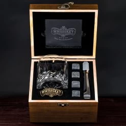 Whisiskey Luxe Whiskey Set - Incl. Whiskey Glas, 4 Whiskey Stones, Onderzetter, Ijstang, Fluwelen Opbergzak, Opbergbox - Whisky Geschenkdoos - Accessoires - Herbruikbare IJsblokjes - Cadeau Voor Man & Vrouw -Kook Verkoop 1200x1200 1910