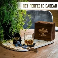 Whisiskey Luxe Whiskey Set - Incl. Whiskey Glas, 4 Whiskey Stones, Onderzetter, Ijstang, Fluwelen Opbergzak, Opbergbox - Whisky Geschenkdoos - Accessoires - Herbruikbare IJsblokjes - Cadeau Voor Man & Vrouw -Kook Verkoop 1200x1200 1912