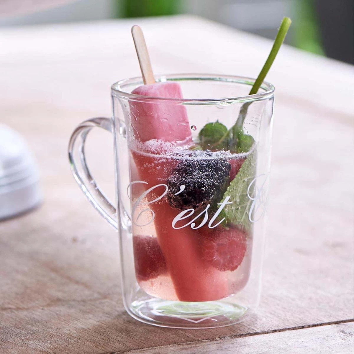 Riviera Maison Dubbelwandig Theeglas, Koffieglas Met Tekst - C'est Chaud Mug - Transparant - Glas 270 Ml - 1 Stuk 6 Riviera Maison Dubbelwandig Theeglas, Koffieglas Met Tekst - C'est Chaud Mug - Transparant - Glas 270 Ml - 1 Stuk - Afbeelding 4