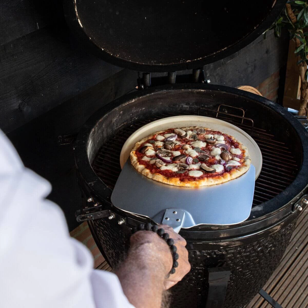 Boska Pizzasteen Deluxe L - Voor Oven & BBQ - Knapperige Pizza's - Ø 35 Cm - BBQ Accessoires 13 Boska Pizzasteen Deluxe L - Voor Oven & BBQ - Knapperige Pizza's - Ø 35 Cm - BBQ Accessoires - Afbeelding 11