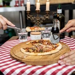 Boska Pizzaplank Friends L - BBQ Accessoires - Eikenhout - Handige Opvanggeul - Ø 34 Cm 22 Boska Pizzaplank Friends L - BBQ Accessoires - Eikenhout - Handige Opvanggeul - Ø 34 Cm -Kook Verkoop 1200x1200 245