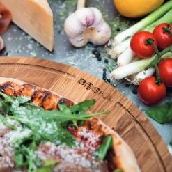 Boska Pizzaplank Friends L - BBQ Accessoires - Eikenhout - Handige Opvanggeul - Ø 34 Cm 23 Boska Pizzaplank Friends L - BBQ Accessoires - Eikenhout - Handige Opvanggeul - Ø 34 Cm -Kook Verkoop 1200x1200 246