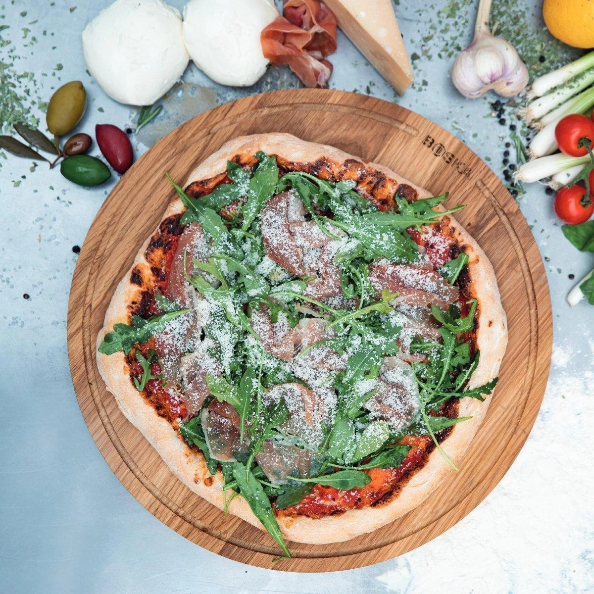 Boska Pizzaplank Friends L - BBQ Accessoires - Eikenhout - Handige Opvanggeul - Ø 34 Cm 14 Boska Pizzaplank Friends L - BBQ Accessoires - Eikenhout - Handige Opvanggeul - Ø 34 Cm - Afbeelding 12