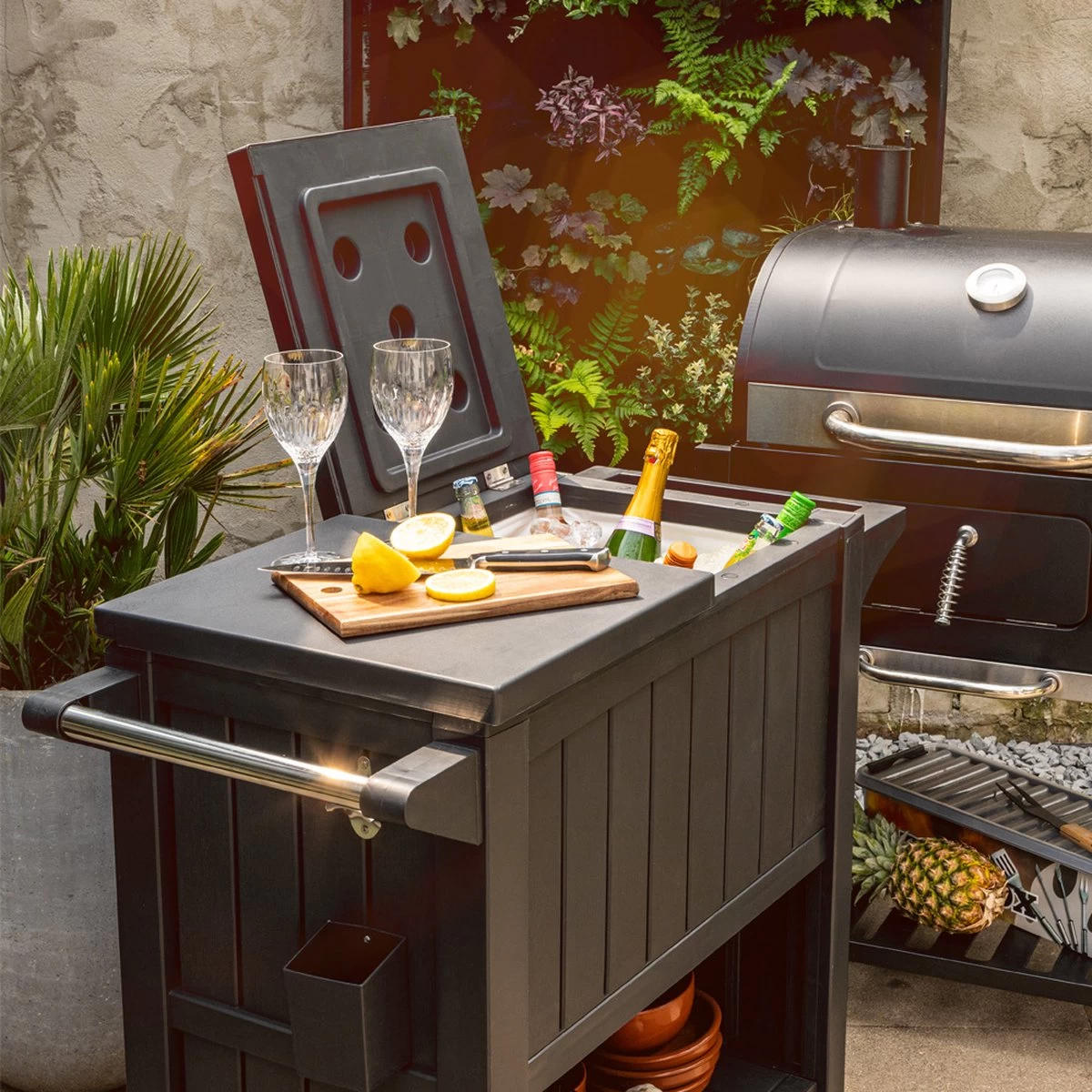 BluMill BBQ Tafel - Inclusief Koelvak 80 Liter - Op Wieltjes - Met Flessenopener - 102 X 46 X 86,5 Cm 4 BluMill BBQ Tafel - Inclusief Koelvak 80 Liter - Op Wieltjes - Met Flessenopener - 102 X 46 X 86,5 Cm - Afbeelding 2