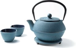 Tealøv THEE SET 1,1 LITER GIETIJZER | COMPLETE SET IN GESCHENKDOOS | Gietijzeren Theepot Met Roestvrijstalen Zeef, Gietijzeren Theekopjes En Onderzetter | In Authentiek Japanse Stijl | Arare Blauw -Kook Verkoop 1200x765 2