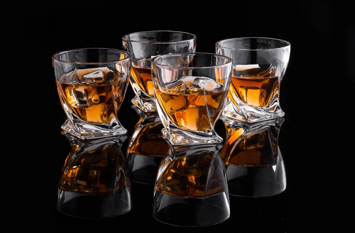 VDN Edam Whiskey Glazen Set Handgeblazen - 4 Whiskeyglazen – Tumbler - Loodvrij Kristal Glas 12 VDN Edam Whiskey Glazen Set Handgeblazen - 4 Whiskeyglazen – Tumbler - Loodvrij Kristal Glas - Afbeelding 10