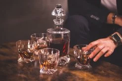 VDN Edam Whiskey Glazen Set Handgeblazen - 4 Whiskeyglazen – Tumbler - Loodvrij Kristal Glas 15 VDN Edam Whiskey Glazen Set Handgeblazen - 4 Whiskeyglazen – Tumbler - Loodvrij Kristal Glas -Kook Verkoop 1200x799 110