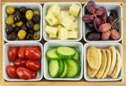 Krumble Borrelplank Met 6 Schaaltjes - Borrelplank - Tapasschaal - Serveerschaal Met Vakjes - Snackschaal - Snack- & Tappasschalen - Serveerplanken- Serveerschalen - Hout En Keramiek - 6 Delig Schaaltjes - Wit En Bruin -Kook Verkoop 1200x826 2