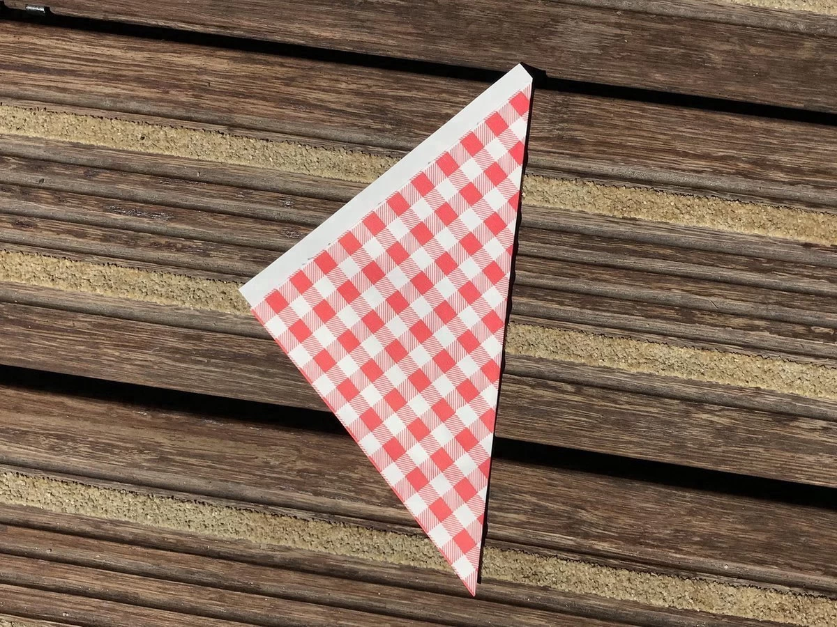 Papieren Frietzak - 30 Stuks - Kleine Patat Maat K14 - Boerenbont - Rode Ruitjes - Puntzak - Patatzak - Traktaties 7 Papieren Frietzak - 30 Stuks - Kleine Patat Maat K14 - Boerenbont - Rode Ruitjes - Puntzak - Patatzak - Traktaties - Afbeelding 5