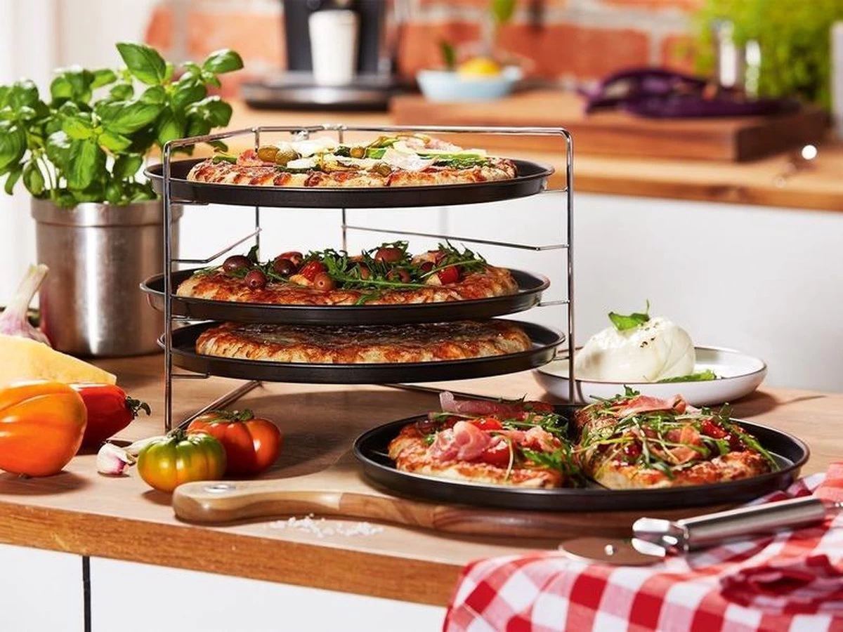 Pizza - Pizzarek - Pizza Oven - Zenker - Pizzabakset - 5 Delige Set Voor 4 Pizza's - Ø 28,5 Cm - Antiaanbaklaag Van ILAG® - Pizzaplaat - Pizza 4 Pizza - Pizzarek - Pizza Oven - Zenker - Pizzabakset - 5 Delige Set Voor 4 Pizza's - Ø 28,5 Cm - Antiaanbaklaag Van ILAG® - Pizzaplaat - Pizza - Afbeelding 2