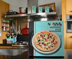 Nonna Pizzasteen Ø30,5 Met RVS Serveerrek - Stenen Pizzaplaat / Ovenplaat (11mm Dik) Voor Oven En Barbecue (BBQ) - Maximaal 600 Graden Celcius -Kook Verkoop 1200x985 1