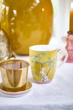 Pip Studio La Majorelle Yellow - Theeset - Porselein - Mok + Theezeef + Theetip - Porselein - 350ml - Geel Servies - Pasen - Konijn -Kook Verkoop 799x1200 6