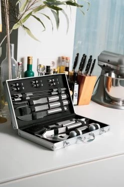 Sens Design BBQ Accesoires - 18 Delig - BBQ Gereedschapset Koffer -Kook Verkoop 800x1200 1