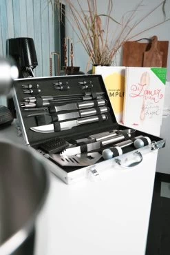 Sens Design BBQ Accesoires - 18 Delig - BBQ Gereedschapset Koffer -Kook Verkoop 801x1200