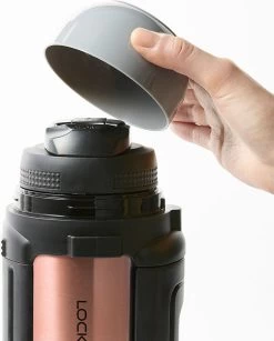 Lock&Lock Thermoskan - Isoleerkan - Thee En Koffie - Lekvrij - 1,5 Liter - RVS - Inklapbaar Handvat - Koper Roze -Kook Verkoop 967x1200